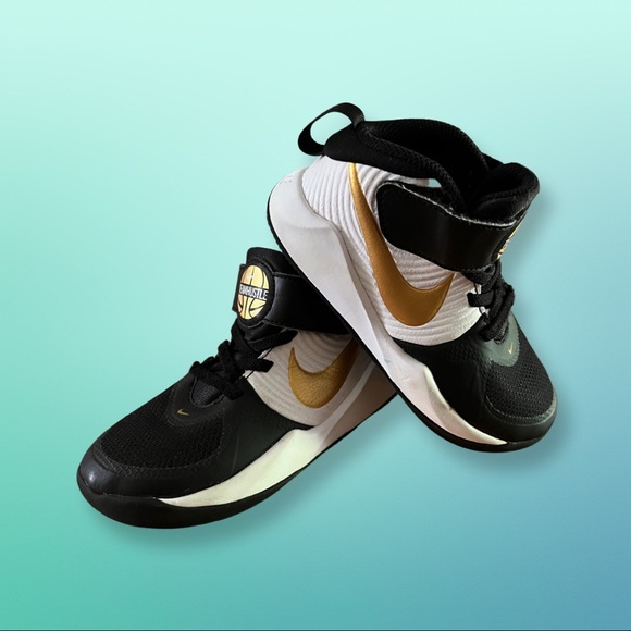 *SOLD* Nike BOYS' NIKE LITTLE KID TEAM HUSTLE D9 BASKETBALL SHOES - Picture 3 of 8